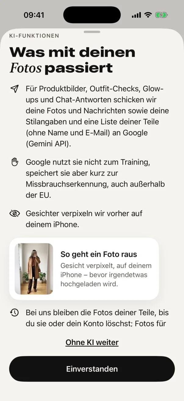 App-Bildschirm „Was mit deinen Fotos passiert“: die Einwilligung für KI-Funktionen mit den Knöpfen „Ohne KI weiter“ und „Einverstanden“.