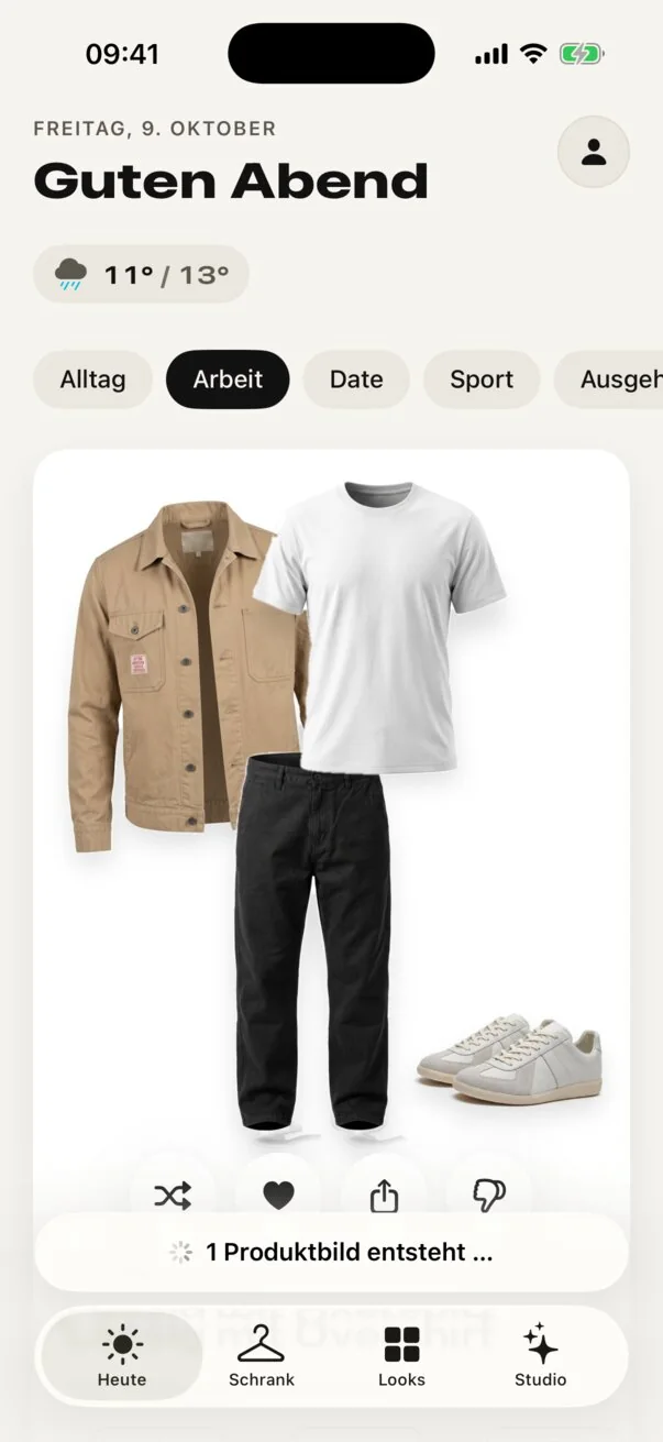 App-Bildschirm „Heute“: Begrüßung, Wetter 11 bis 13 Grad und Regen, Anlass „Arbeit“ und die Outfit-Collage aus Overshirt, T-Shirt, Hose und Sneakern.