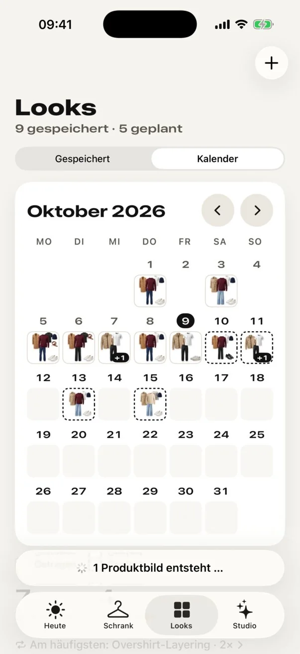 App-Bildschirm „Looks – Kalender“: Oktober 2026 mit kleinen Outfit-Collagen an getragenen und geplanten Tagen.