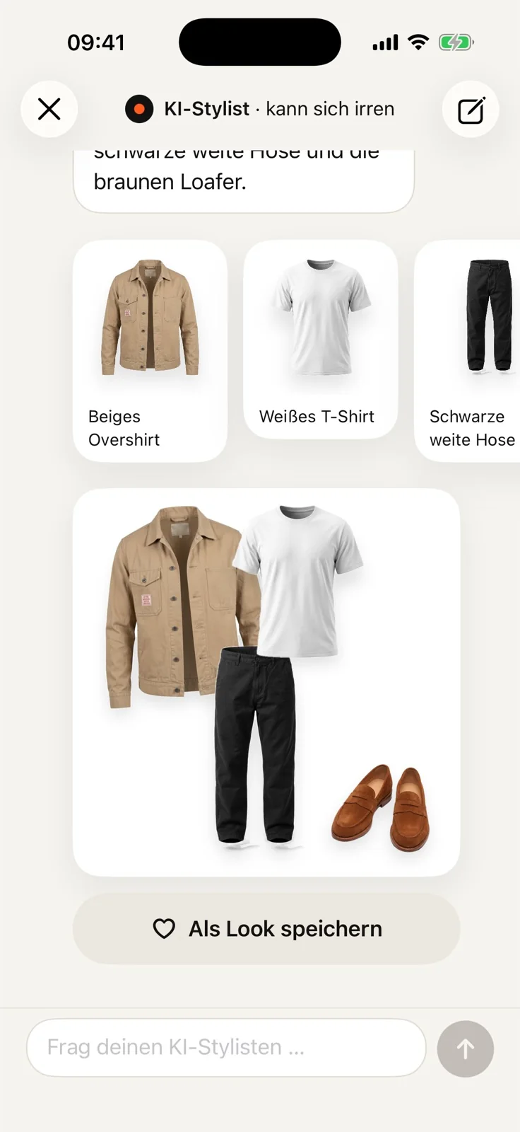 App-Bildschirm „KI-Stylist · kann sich irren“: Antwort mit drei Teilen aus dem Schrank, einer Outfit-Collage und dem Knopf „Als Look speichern“.